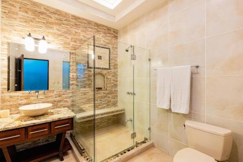 W łazience znajduje się szklana kabina prysznicowa i umywalka. w obiekcie Casa Ilan Ilan w mieście Playa Hermosa