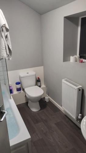 een badkamer met een toilet, een wastafel en een bad bij 1Mart Lane Burscough in Burscough