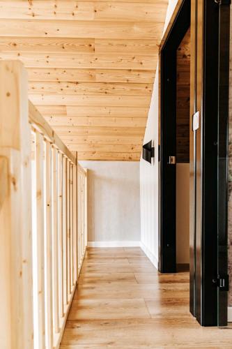 a hallway of a house with wooden ceilings at Okno Na Ślężę in Sady