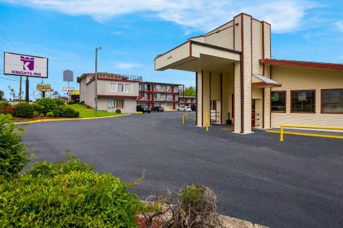 an empty parking lot in front of a building at Knights Inn Fayetteville - Fort Bragg in Fayetteville