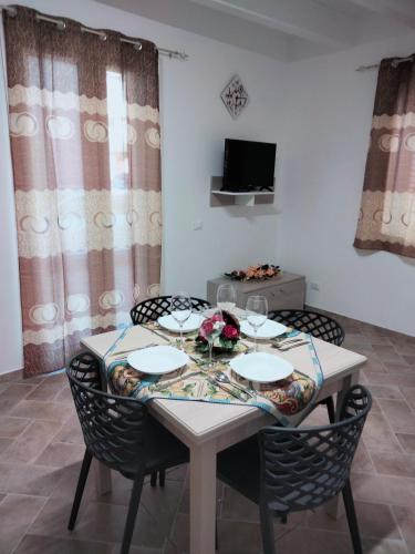 a dining room with a white table and chairs at LA TERRAZZA in Ioppolo Giancaxio