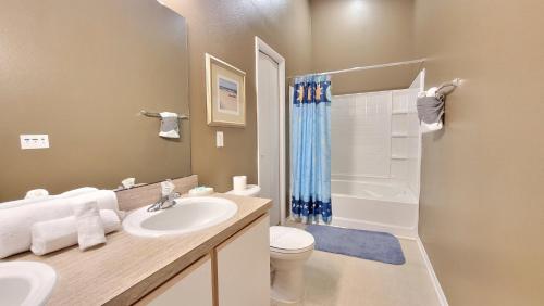 Vannas istaba naktsmītnē 10 miles to Disney, private pool, washer, dryer, kitchen, wifi, roku tv, furnished