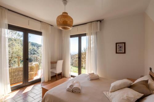 ein Schlafzimmer mit einem großen Bett und einem großen Fenster in der Unterkunft Holiday Prato Verde in Chiatri