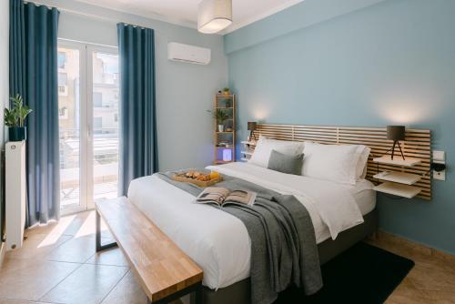 sypialnia z dużym łóżkiem z drewnianym zagłówkiem w obiekcie The Art Suite w mieście Patras