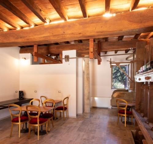 ein Esszimmer mit einem Tisch und Stühlen in der Unterkunft Mahthildis Agriturismo B&B in Vermezzo