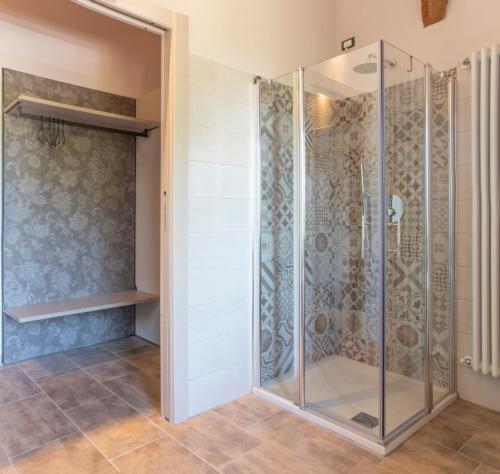 eine Dusche mit Glastüren im Bad in der Unterkunft Mahthildis Agriturismo B&B in Vermezzo