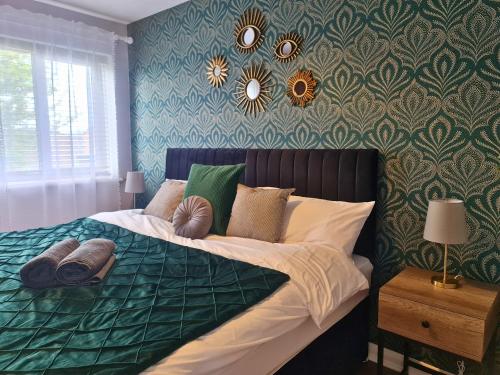 מיטה או מיטות בחדר ב-Cozy 2 bedroom house with parking, Aylesbury