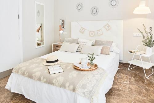 un dormitorio blanco con una cama con sombrero en Villa in Fuengirola Center NEW SALT WATER POOL, en Fuengirola
