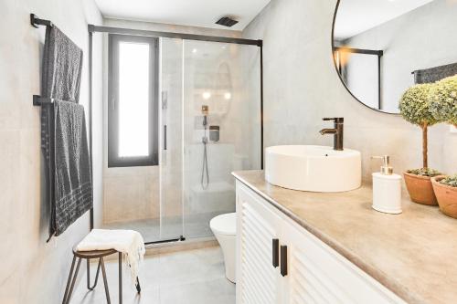 y baño con lavabo y ducha. en Villa in Fuengirola Center NEW SALT WATER POOL, en Fuengirola