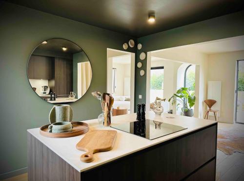 Villa Ô Wood & Chic في كوسيك: حمام مع مرآة كبيرة ومغسلة