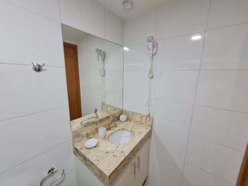 un baño con lavabo y espejo en Atlântico Norte, en Tambaú