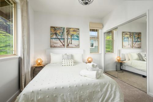 1 dormitorio blanco con 1 cama grande y 2 ventanas en @ Marbella Lane - 3BR w/ amazing MT & Ocean Vistas, en Waianae