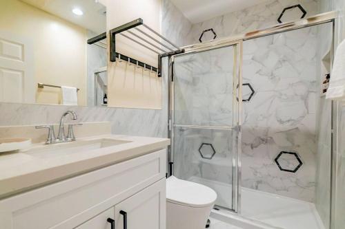een badkamer met een douche, een toilet en een wastafel bij Guest House with Amazing views and Sauna in Monterey Park