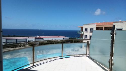 Vue générale sur la mer ou vue sur la mer prise depuis l'appartement