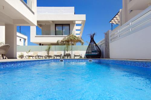 プロタラスにあるVilla Taliaの家の前のプール