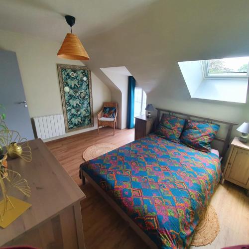 - une chambre avec un lit king-size et une table dans l'établissement Les Jardins du Tertre, à Tressé