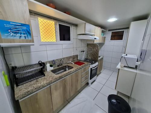 Elle comprend une petite cuisine équipée d'un évier et d'un réfrigérateur. dans l'établissement Atlântico Sul - Cabo Branco, à João Pessoa