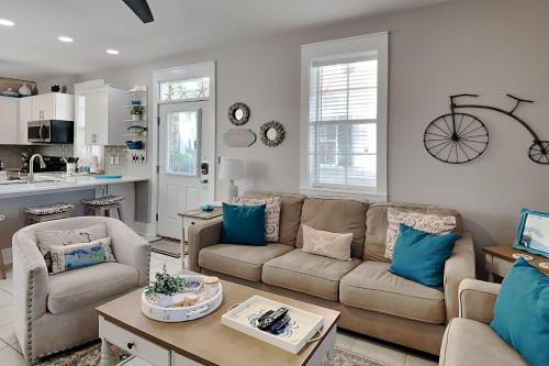 una sala de estar con un sofá y una mesa en Bungalows at Seagrove #138, en Seagrove Beach