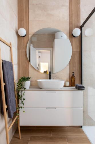 y baño con lavabo blanco y espejo. en Precioso apartamento en centro de Madrid, en Madrid