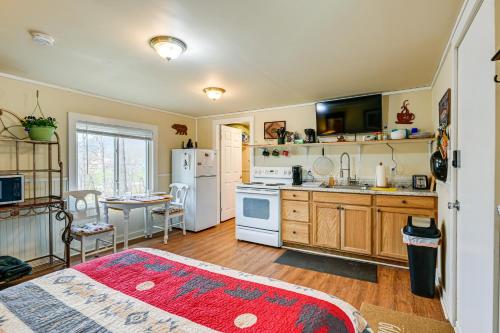 Кухня или мини-кухня в Whittier Vacation Rental Cabin in Tranquil Setting
