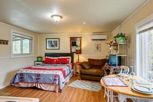ein Schlafzimmer mit einem Bett, einem Sofa und einem Tisch in der Unterkunft Whittier Vacation Rental Cabin in Tranquil Setting in Whittier
