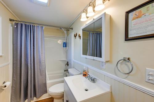ein Bad mit einem Waschbecken, einem WC und einer Dusche in der Unterkunft Whittier Vacation Rental Cabin in Tranquil Setting in Whittier