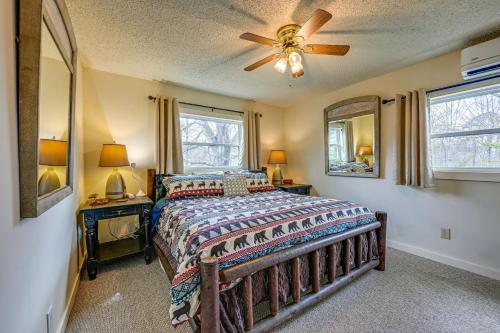 Tempat tidur dalam kamar di Whittier Vacation Rental Cabin with Private Hot Tub