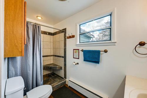 uma casa de banho com um WC e um chuveiro em Whittier Vacation Rental Cabin with Private Hot Tub em Whittier