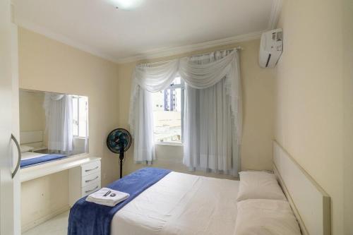 Un dormitorio con una cama grande y una ventana en Frederico, en Meia Praia