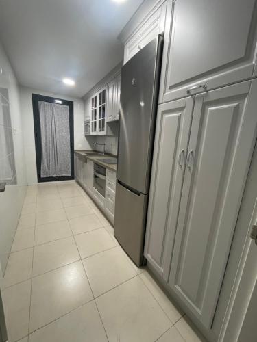 kuchnia z lodówką i podłogą wyłożoną kafelkami w obiekcie BAJO GUÍA DELUXE w mieście Sanlúcar de Barrameda