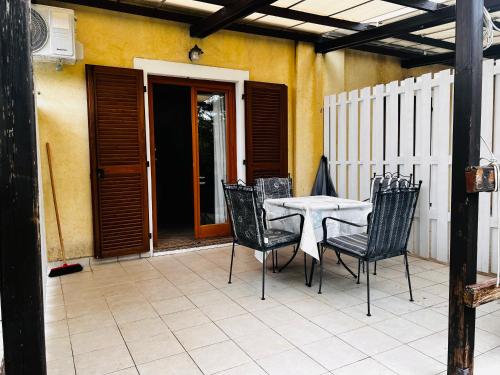 patio ze stołem i krzesłami na ganku w obiekcie Fortuna Apartment w mieście Vabriga