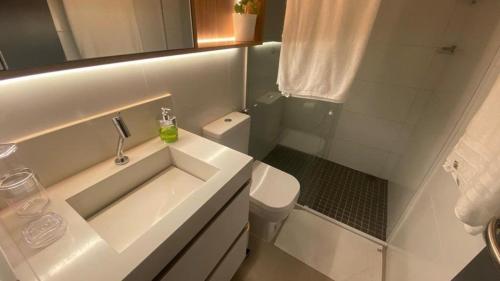 ein weißes Bad mit einem Waschbecken und einem WC in der Unterkunft Box 150 - Miramar Hospedagens in João Pessoa