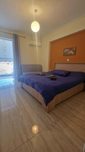 um quarto com uma cama grande e um cobertor azul em Athens Luxury Home * Private Parking * Attica Metro Station em Atenas