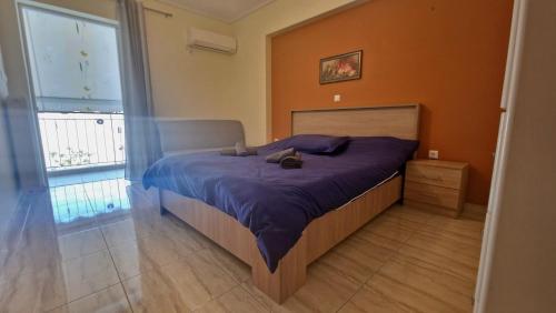 um quarto com uma cama com lençóis roxos e uma janela em Athens Luxury Home * Private Parking * Attica Metro Station em Atenas