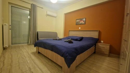 um quarto com uma cama com um edredão azul em Athens Luxury Home * Private Parking * Attica Metro Station em Atenas