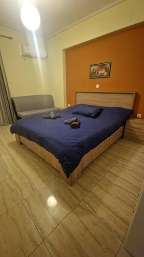 um quarto com uma cama grande e um edredão azul em Athens Luxury Home * Private Parking * Attica Metro Station em Atenas