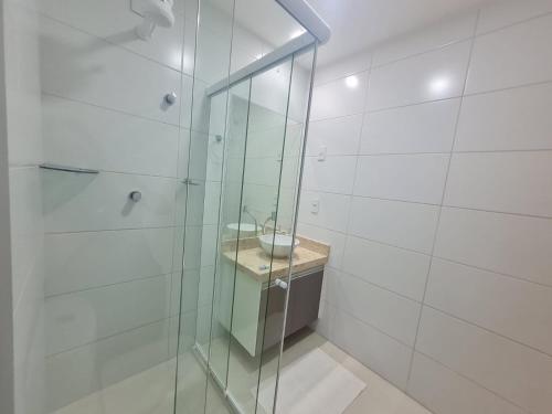 y baño con ducha acristalada y lavamanos. en Buenos Ayres - Miramar Hospedagens, en João Pessoa