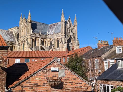 Blick auf eine Kirche und Dächer von Gebäuden in der Unterkunft Flemingate Cottage, Beverley in Beverley