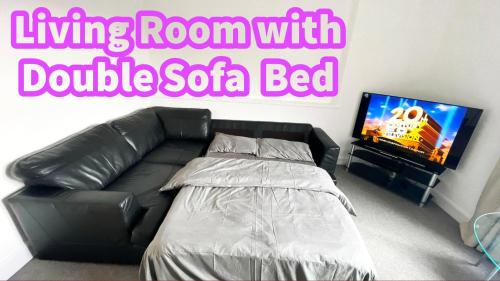 Two Bedroom Entire Flat, Luxury but Affordable Next to M90 في فايف: غرفة معيشة مع أريكة جلدية سوداء وتلفزيون