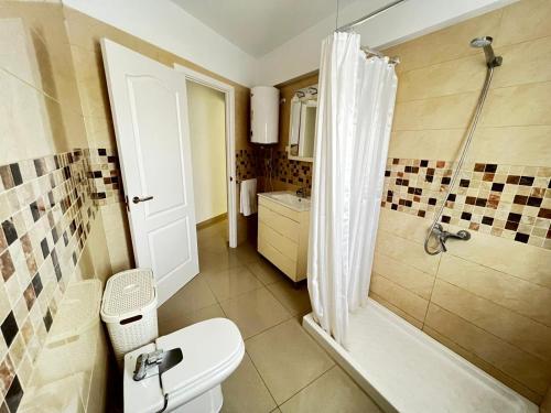 een badkamer met een toilet en een douche bij Casa Lucy in Garachico