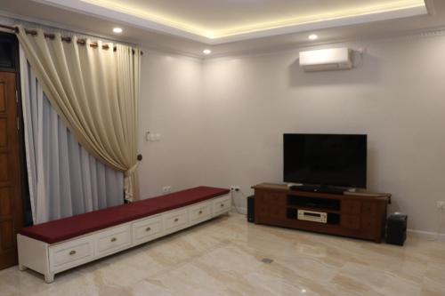 a living room with a couch and a flat screen tv at Villa Munjul Indah - Majalengka in Jatipamor
