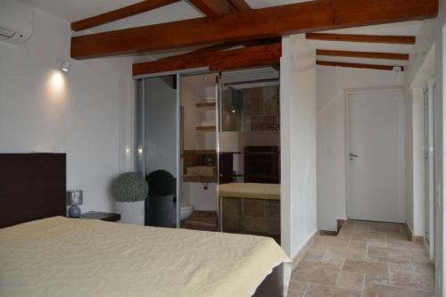 um quarto com uma cama e uma casa de banho em Petit coin de Paradis a cote de Monaco em Roquebrune-Cap-Martin
