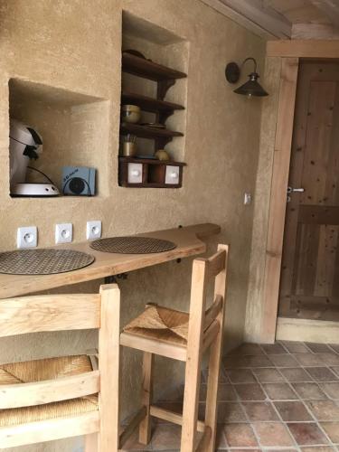 une cuisine avec un comptoir et une table en bois dans l'établissement Chambre Les Marguerites, à Cluny