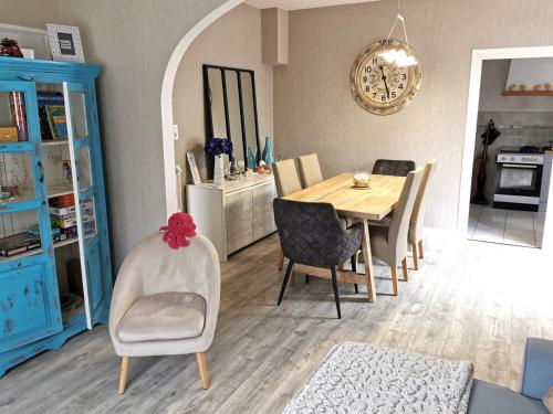 une cuisine et une salle à manger avec une table et des chaises dans l'établissement PORT-ROUSSE - La Rouliere, à Les Sables-dʼOlonne