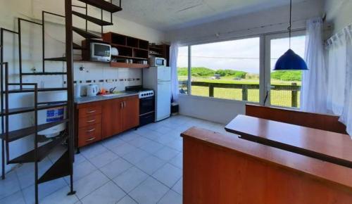 cocina con fogones y ventana grande en Departamentos Vistalmar San Patricio en Mar del Plata