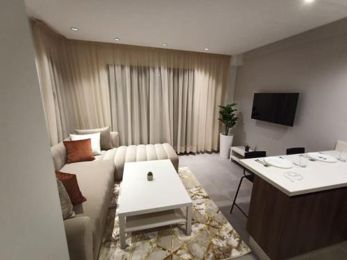 luxury studio in Casablanca في الدار البيضاء: غرفة معيشة مع أريكة وطاولة