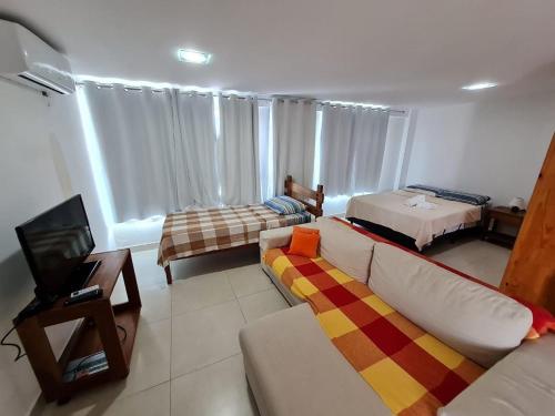 若昂佩索阿的住宿－Jardins do Atlântico，客厅配有沙发和1张床
