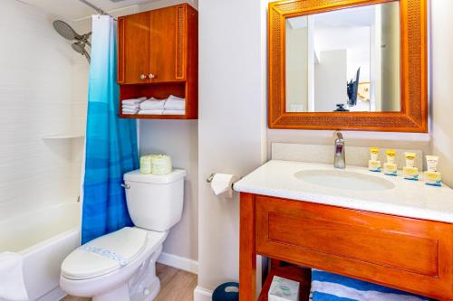 y baño con aseo, lavabo y espejo. en Stylish Studio with Great Ocean Views & Near Beach!, en Honolulu