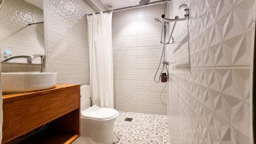 y baño con lavabo, aseo y ducha. en Luxurious and cosy studio en Abiyán