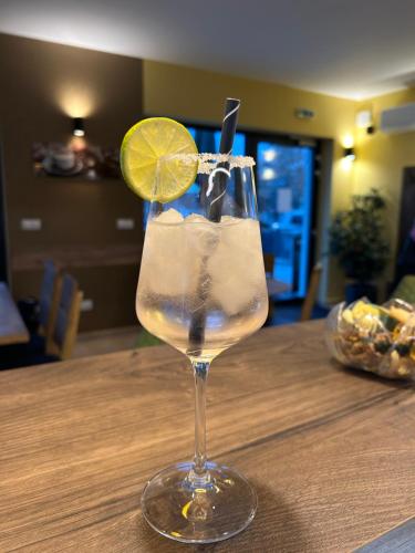 a glass of water with a lime on a table at Penzion TONNY in Podivín